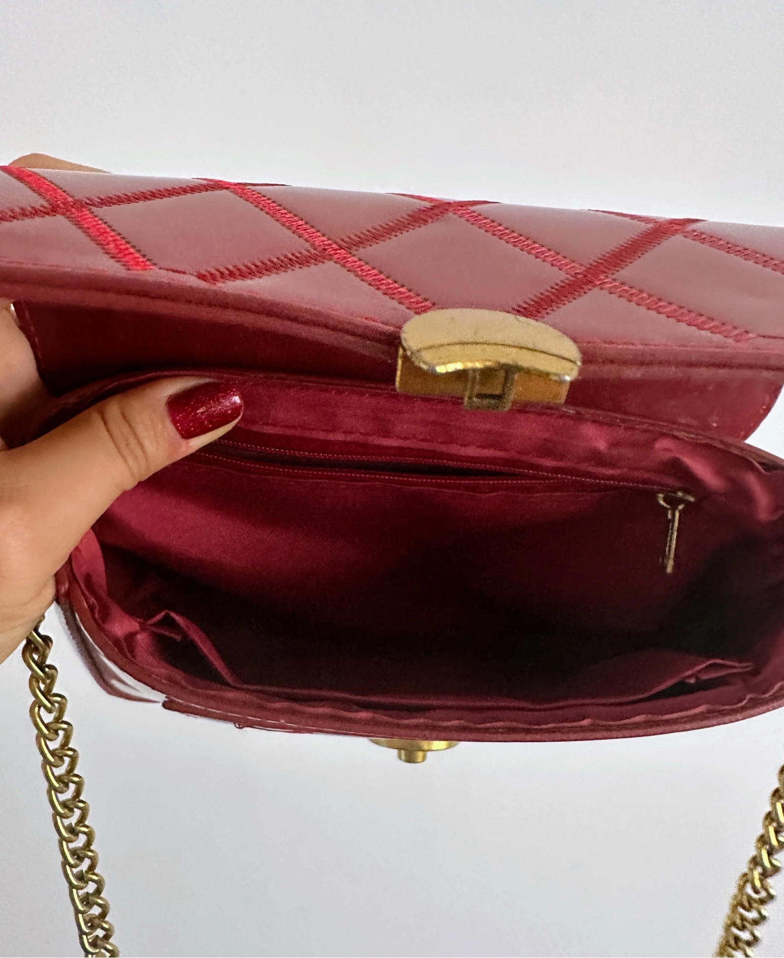 Bolso bandolera de charol rojo burdeos con cadena dorada - Estilo Vintage / Y2K – photo 3
